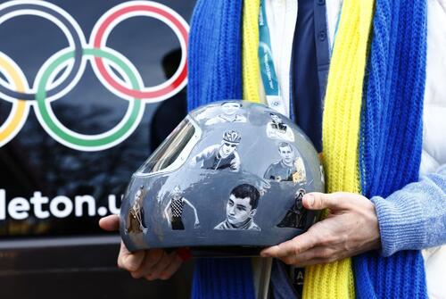 ヘルメットを手にするスケルトン男子ウクライナ代表のウラジスラフ・ヘラスケビッチ（ロイター）