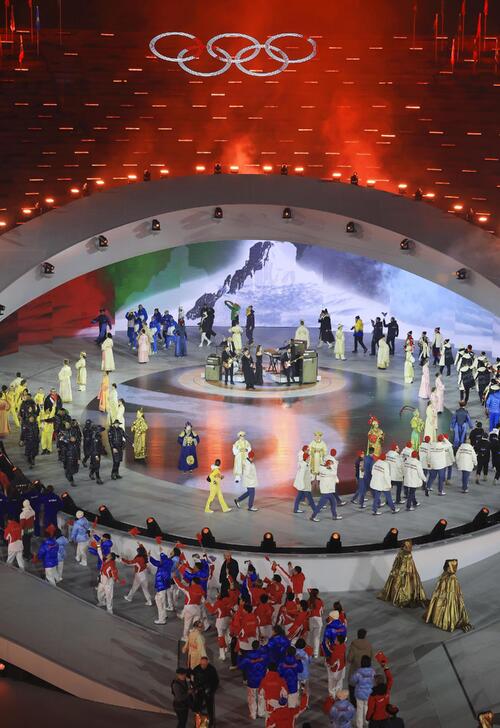 ミラノ・コルティナ五輪の閉会式で入場する各国の選手団（代表撮影・共同）