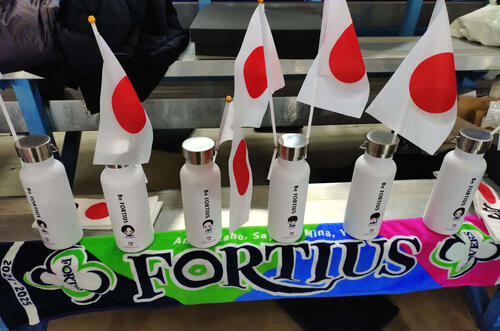 フォルティウス6人の似顔絵が入ったタンブラー（撮影・飯岡大暉）