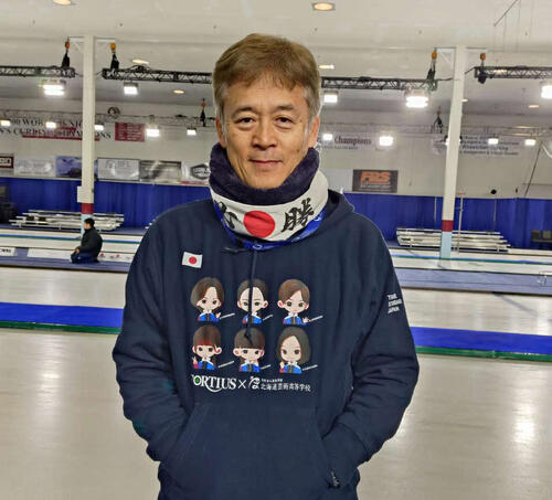 カナダで行われた五輪最終予選を観戦する、フォルティウススポンサーの学校法人恭敬学園の坂井直樹理事長（2025年12月撮影）