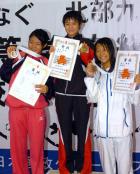 女子背泳ぎ200メートルで優勝し笑顔の山形・鶴岡南の西脇(中央)