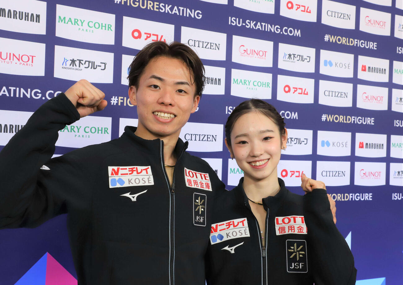 世界選手権ペア・フリー後に笑顔を見せる長岡柚奈、森口澄士組（撮影・藤塚大輔）